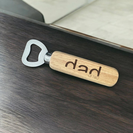 Flaschenöffner personalisiert Gravur Dad of two Geschenkidee für Ihn Bieröffner Prost Kapselheber Holz für Papa Geburtstagsgeschenk Vatertag