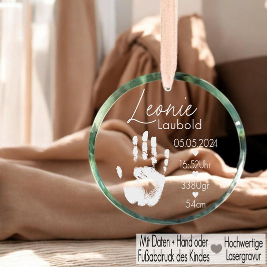 Glas Ornament mit Gravur personalisiert mit Name Handabdruck Kristallglas Anhänger Geburt Meilenstein Baby Geschenkidee Weihnachtsgeschenk Geburtsdaten vom Baby auf Anhänger als Erinnerung an Geburt Meilenstein inkl Handabdruck Fußabdruck