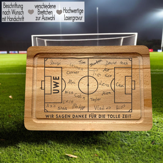 Abschiedsgeschenk Kindergarten Kita Schule Fußballfan | Schneidebrett für Trainer | Vesperbrett personalisiert | Holzbrett Handschrift | Trainer Danke sagen für die tolle Zeit | Trainer Geschenkidee | Fußballfan EM WM mit Fußballfeld