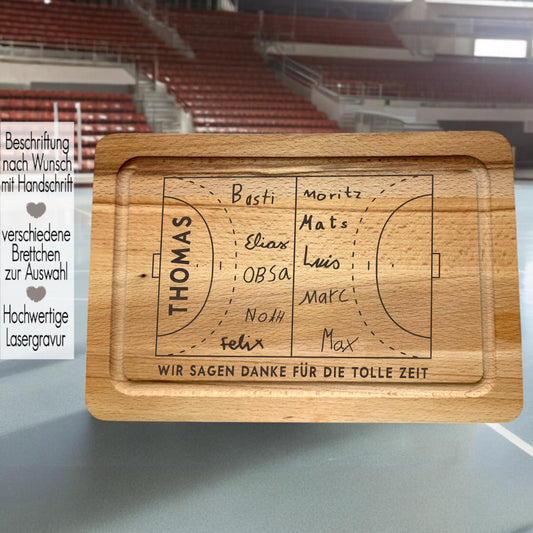 Abschiedsgeschenk Kindergarten Kita Schule Handballfan | Schneidebrett für Trainer | Vesperbrett personalisiert | Holzbrett Handschrift | Trainer Danke sagen für die tolle Zeit | Trainer Geschenkidee | Handball EM WM mit Handballfeld