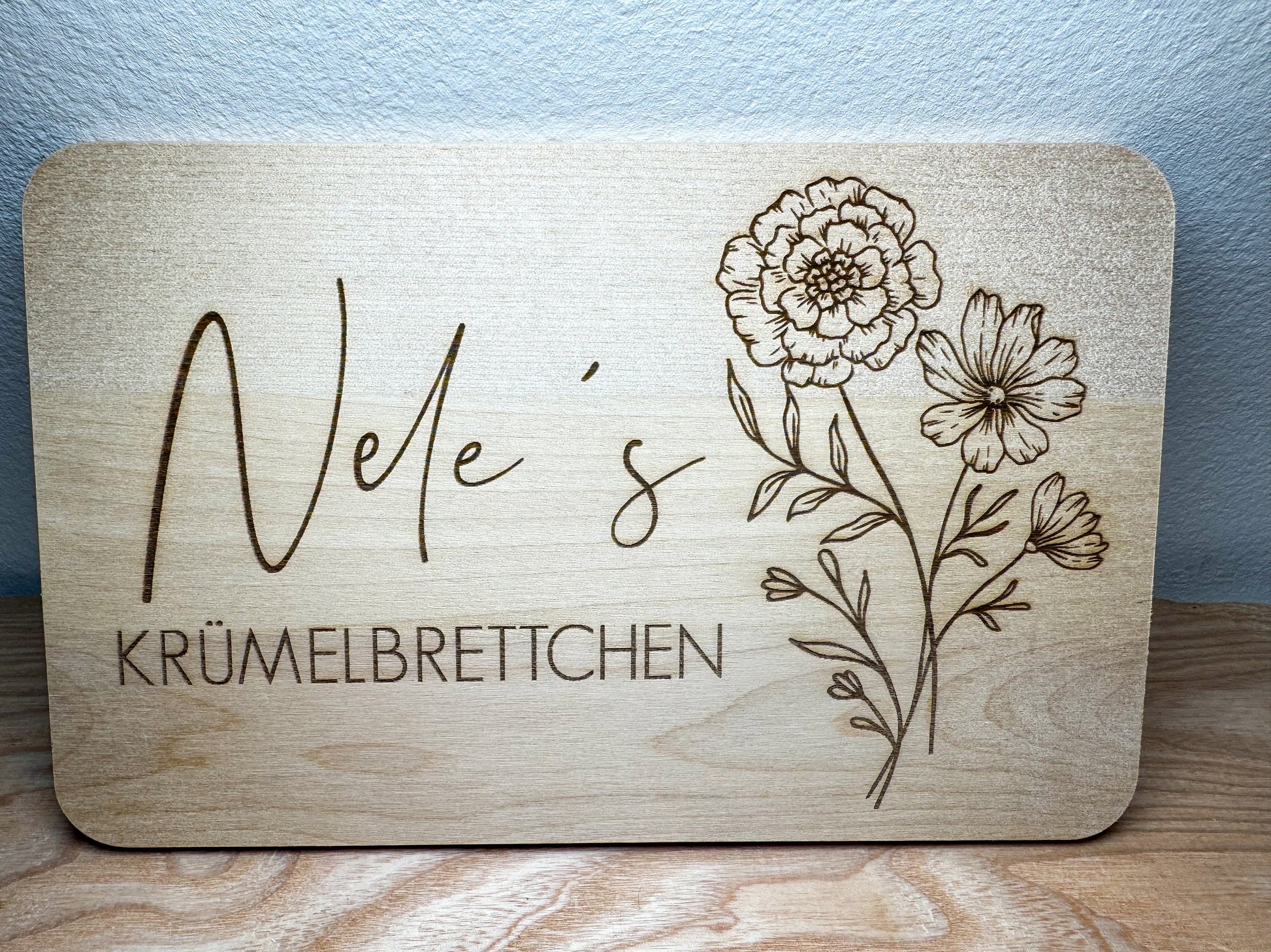 Frühstücksbrett personalisiert mit Name Wunschtext | Holzbrett Lasergravur | Geschenk Geburt Babygeschenk Taufe Vesperbrett | Monatsblume