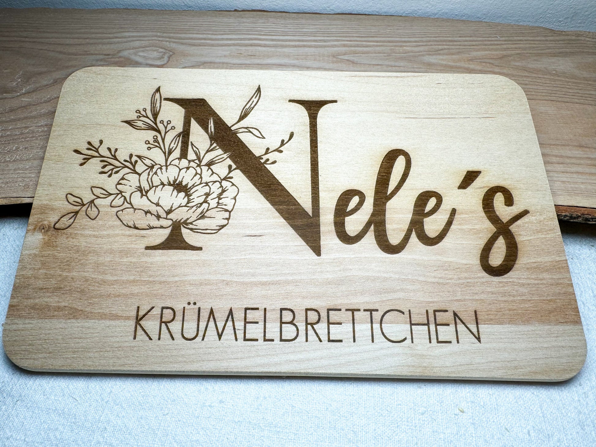 Frühstücksbrett personalisiert mit Name Wunschtext | Holzbrett Lasergravur | Geschenk Geburt Babygeschenk Taufe Vesperbrett | Monogram Blume