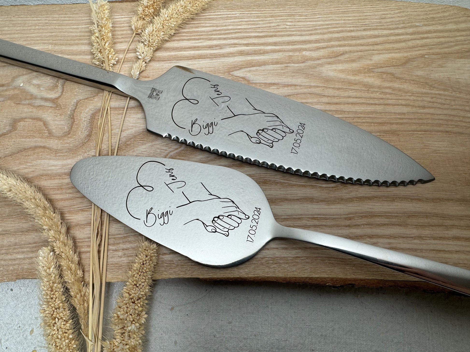 Tortenheber inkl. Tortenmesser im Set personalisiert | Gravur Wunschtext | Geschenk zur Hochzeit | Jahrestag | Hände Love Gold o. Silber