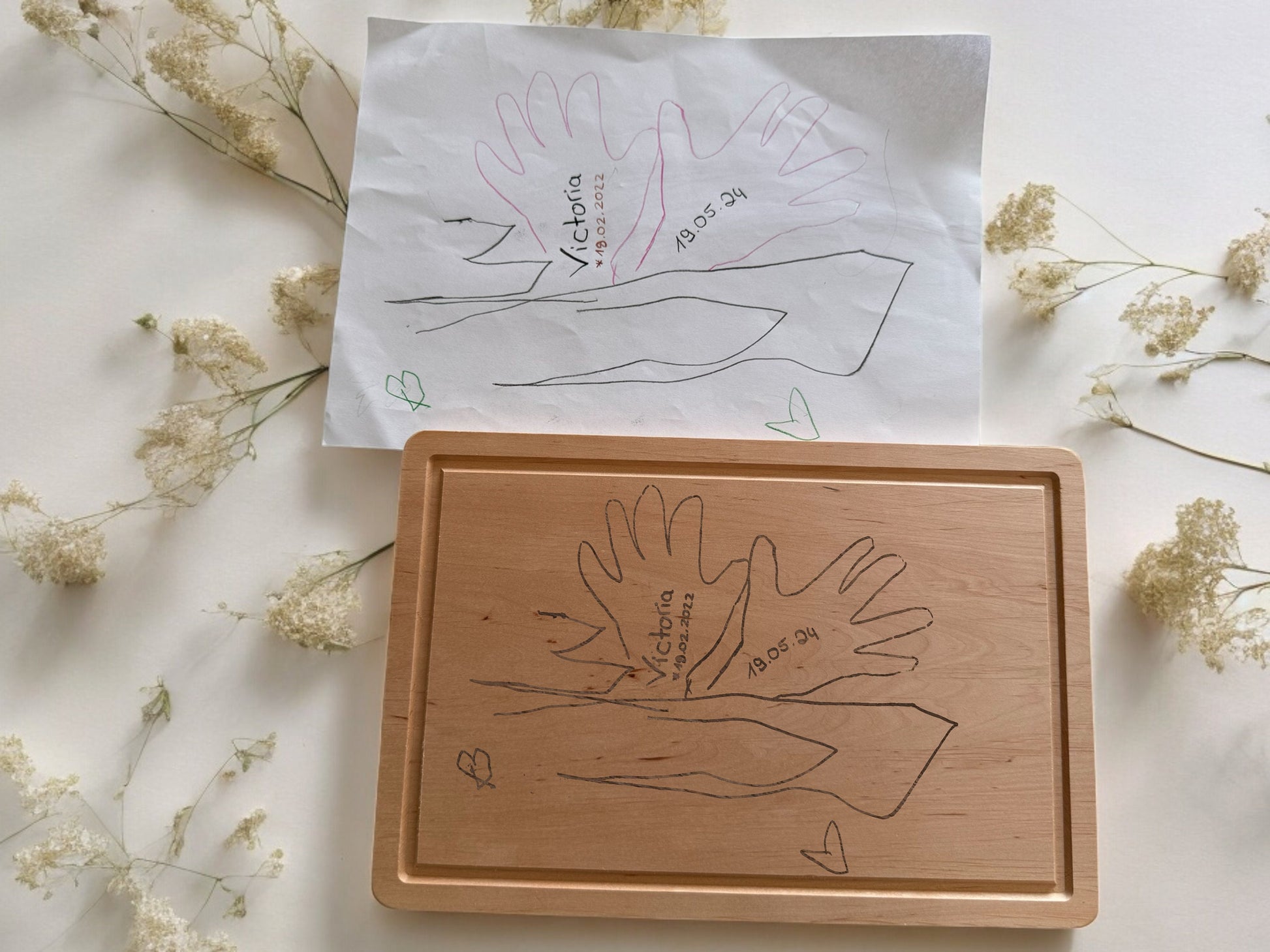 Frühstücksbrett Kinderzeichnung | Kinderkunstwerk Handschrift | Vesperbrett personalisiert | Bild Handabdruck auf Holzbrett | Geschenk Oma