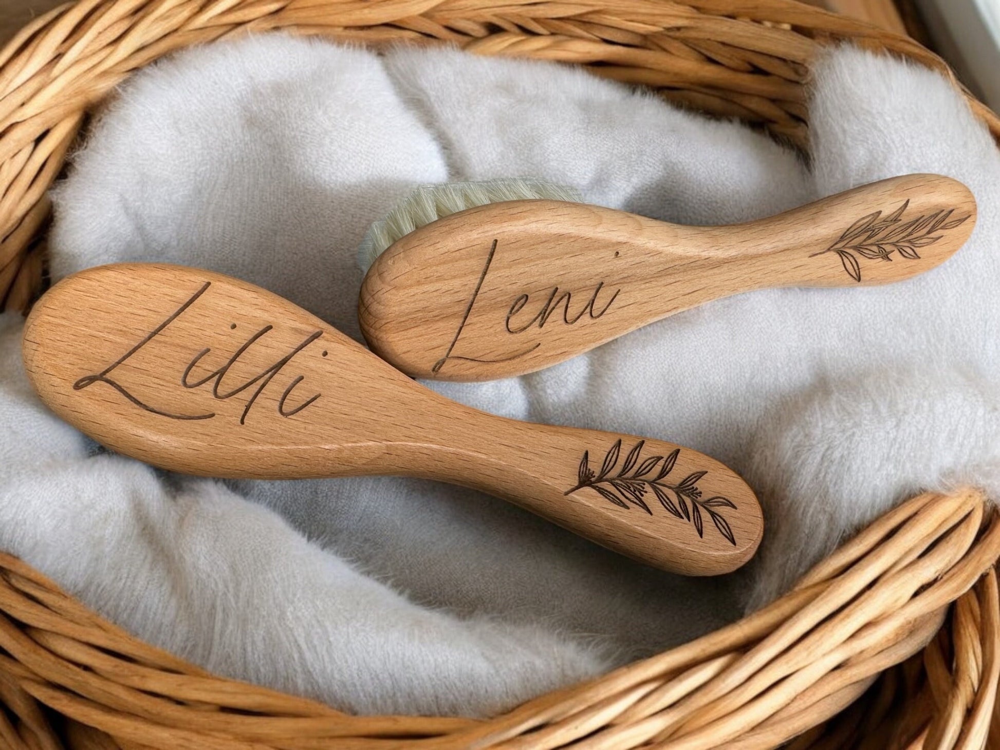 Babyhaarbürste aus Holz personalisiert mit Name und Grafik Gravur Babybürste Geschenk für Babys zur Taufe Geburt Boho Rustikal Flower