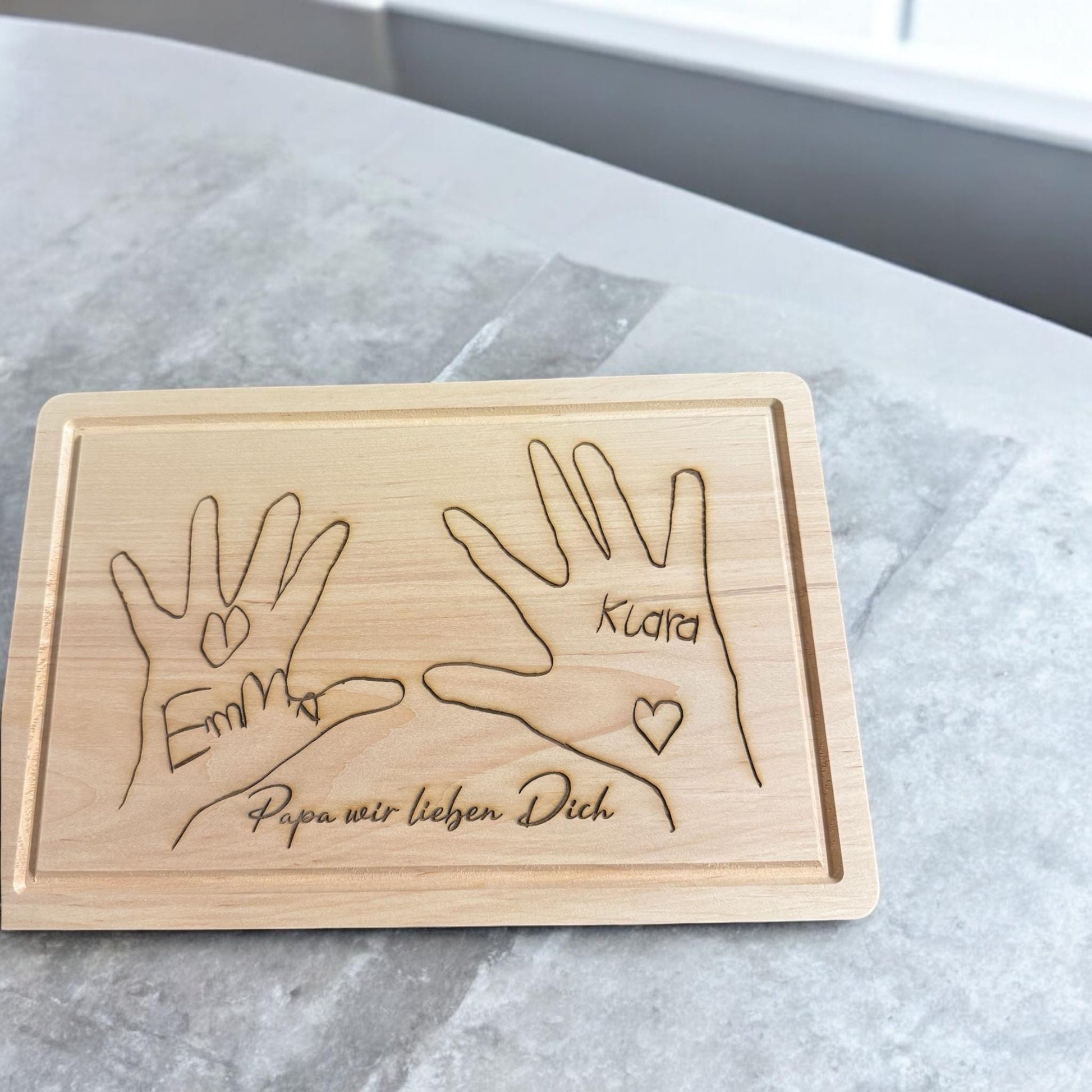 Schneidebrett mit Kinderzeichnung Kinderkunstwerk Handschrift