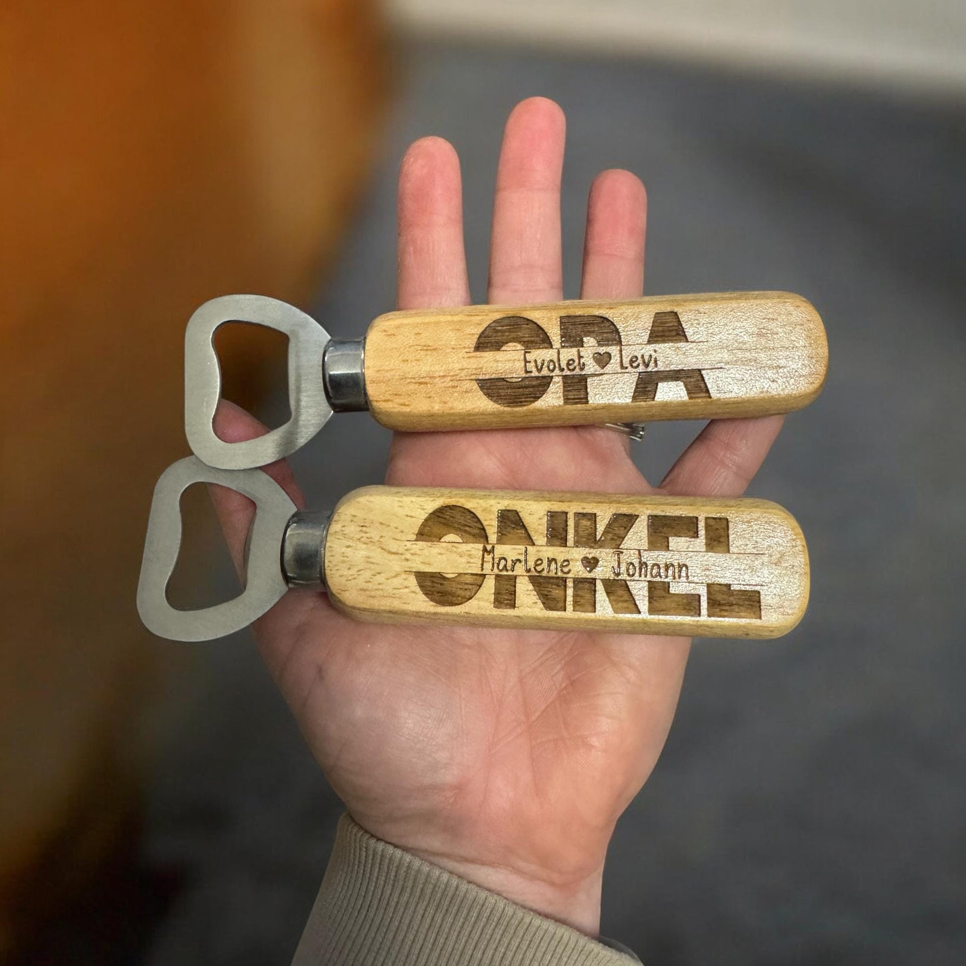 Flaschenöffner personalisiert mit Monogram Wort und Kindernamen