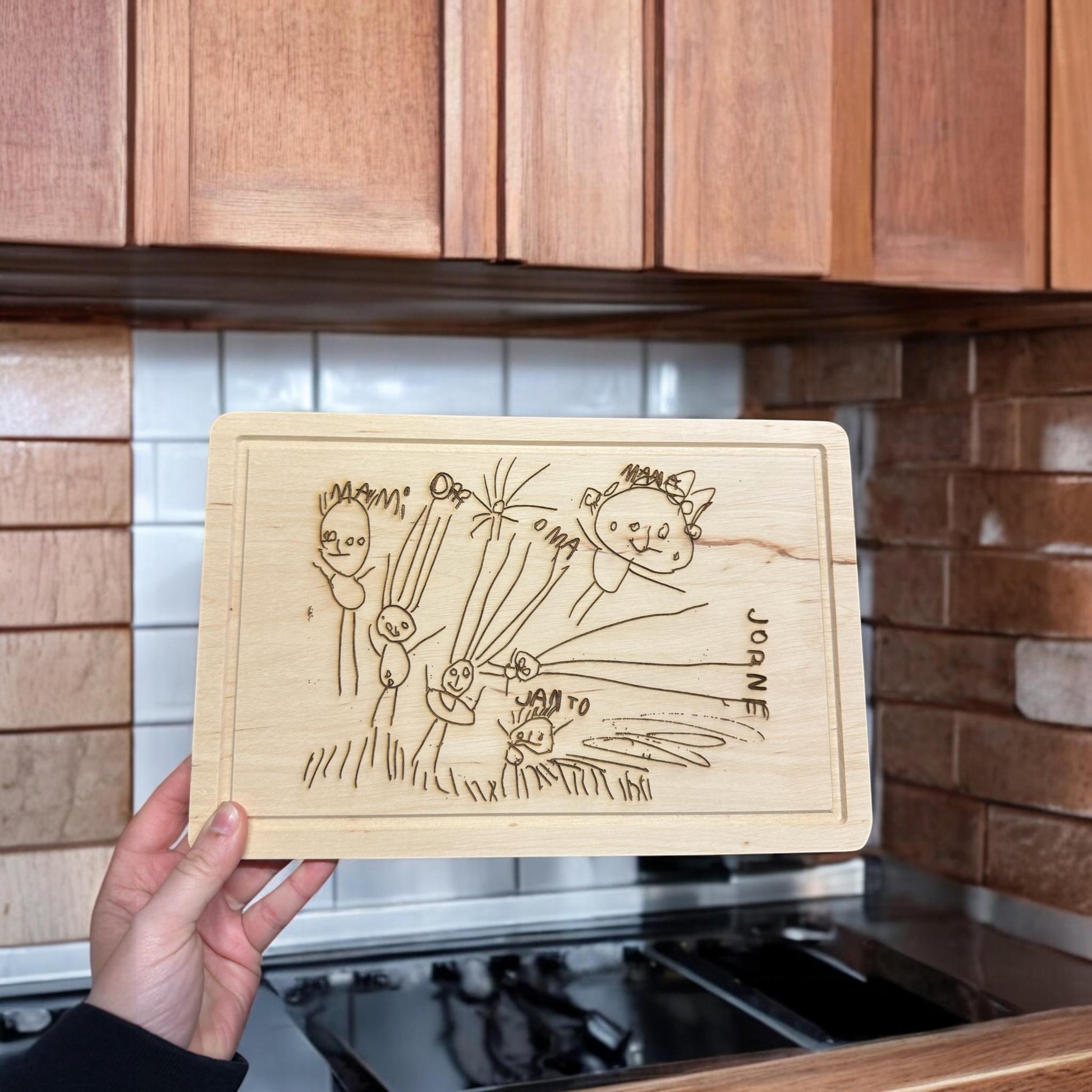 Schneidebrett mit Kinderzeichnung Kinderkunstwerk Handschrift
