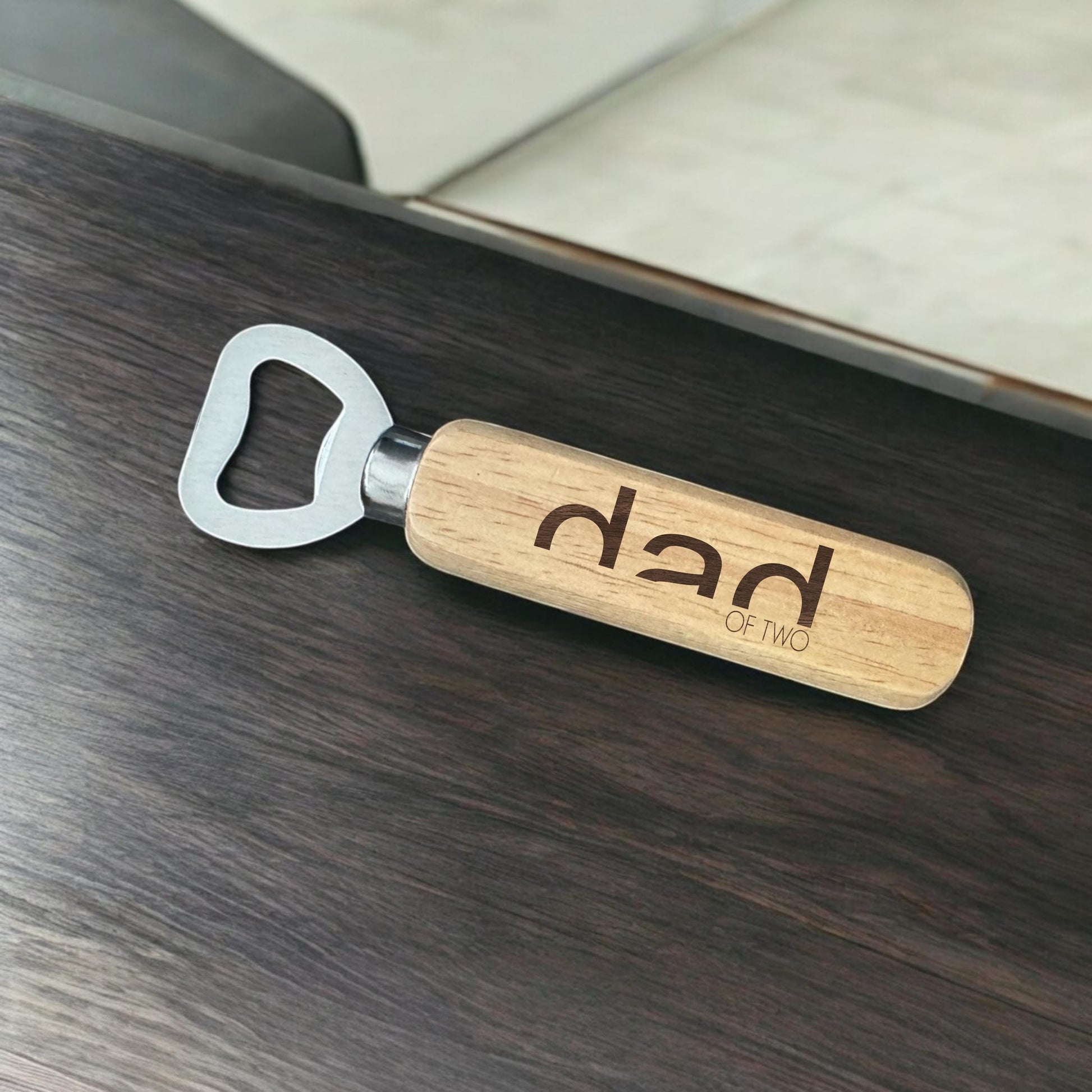 Flaschenöffner personalisiert Gravur Dad of two Geschenkidee für Ihn Bieröffner Prost Kapselheber Holz für Papa Geburtstagsgeschenk Vatertag