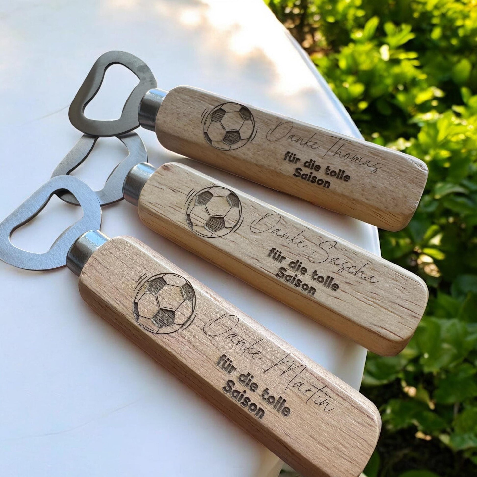 Flaschenöffner personalisiert Gravur Trainer Geschenkidee Saison Abschluß Fußball Bieröffner Handball Kapselheber Holz Geschenkidee für Ihn