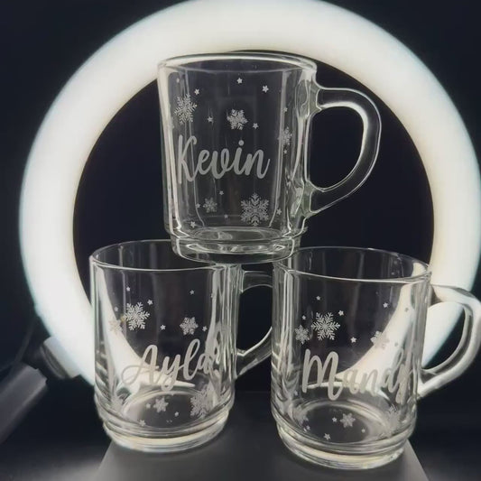 Glastasse mit Henkel Teeglas mit Gravur personalisiert Name | Glasbecher Glühweinbecher Punsch | Winter Weihnachtsgeschenk Schneeflocken